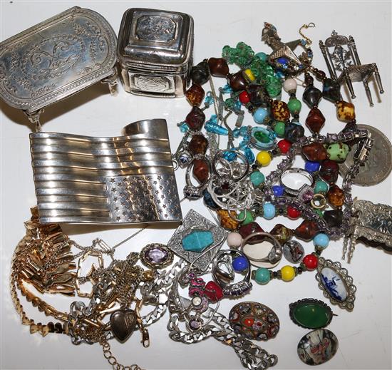 Miniature silver furniture & jewellery